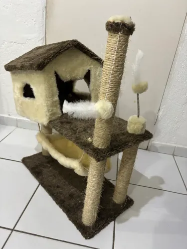 Arranhador Playground para Gatos com Casinha, Rede e Brinquedos