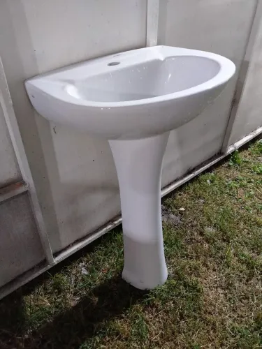 Pia e coluna de banheiro
