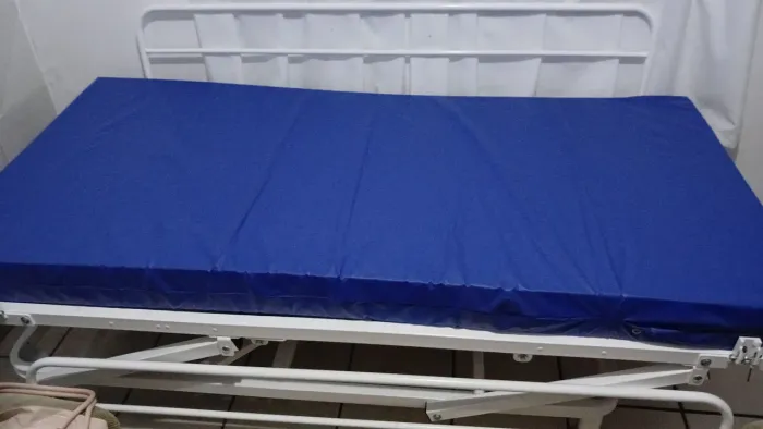Cama hospitalar. Semi nova.
