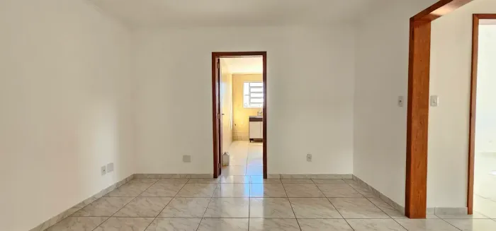 Apartamento Ensolarado de 2 Quartos com Dependência na Av. do Forte Vila Ipiranga