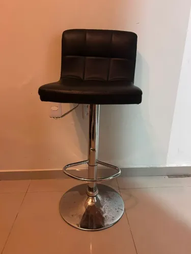Banqueta Giratória Com Regulagem de Altura, Cromada e Estofada em Preto