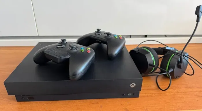 Xbox One X 1TB Completo + 2 Controles + Headset + Caixa Original