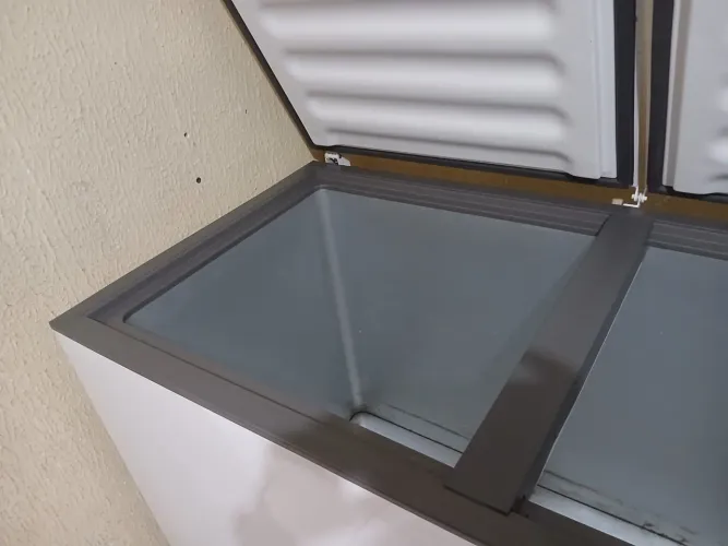 Freezer 2 portas semi novo 