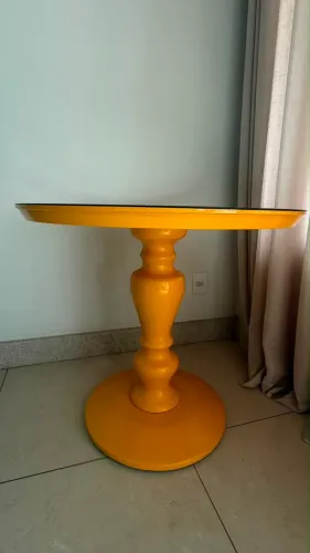 Mesa Lateral de Design - Amarela com Tampo de Vidro