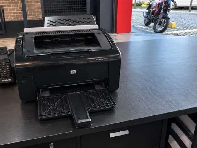 Impressora Laser HP P1102w Monocromática com Wi-Fi - Perfeito Estado