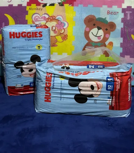 pacote de Fraldas Huggies Tripla Proteção, no tamanho M contendo 92 e 42 fraldadas