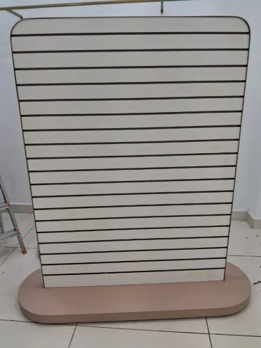 Painel Canaletado Expositor com rodizio para Bijuterias