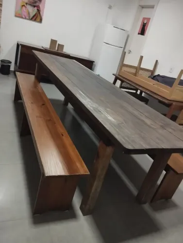 Mesa de madeira para área de festas