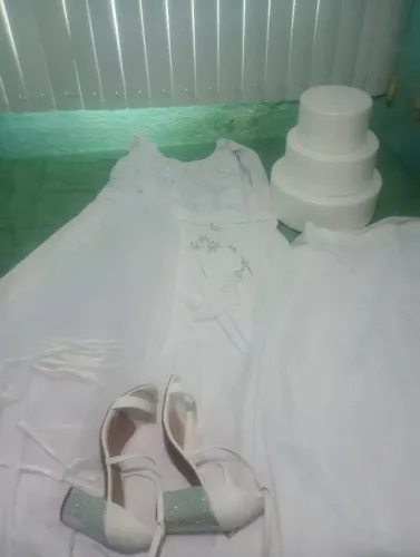 Vestido de noiva, com saia de armação, véu, enfeite de cabelo, sandália tamanho 40, bolo f