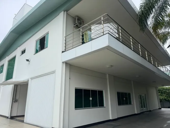 CASA ALTO PADRÃO COM VISTA LIVRE PARA PRAIA DE CABEÇUDAS EM ITAJAÍ