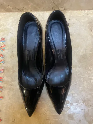 Scarpin preto verniz Santa Lolla