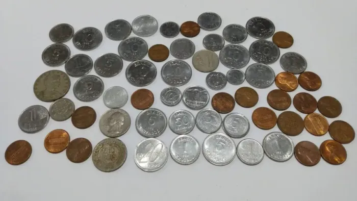 Lote de moedas antigas diversas.