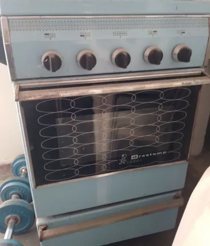 Fogão Brastemp vintage. Azul claro. 1980. Estrutura e vidro íntegros. Pontos de ferrugem.