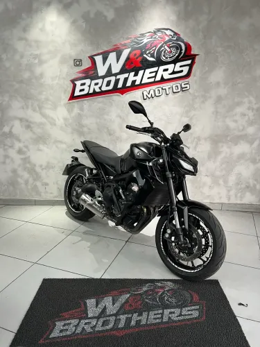 YAMAHA MT09 2023 (baixa km)