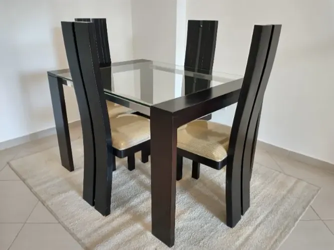Mesa jantar madeira e vidro com 4 cadeiras