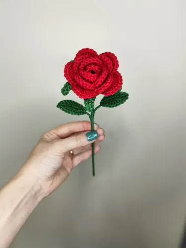 Botão de rosa vermelha de crochê