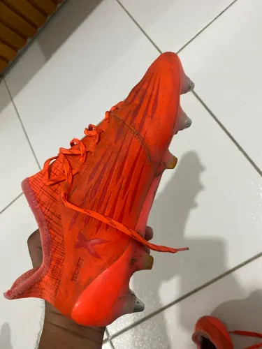Chuteira Adidas profissional usada com travas de alumínio