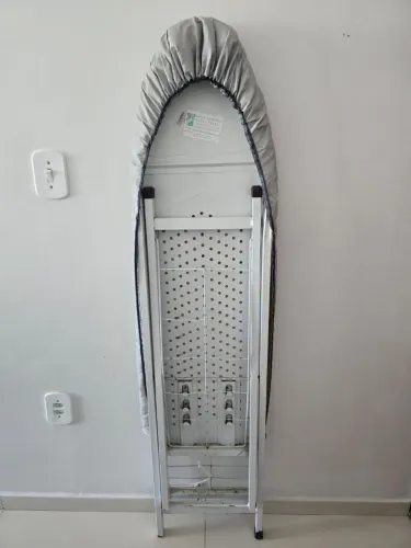 Tábua de passar (engomar) roupas medindo 1,5m X 35cm. $ 150,00