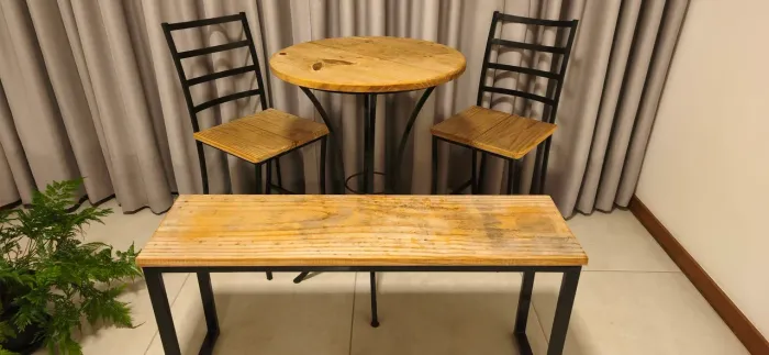 Conjunto de mesa e cadeiras
