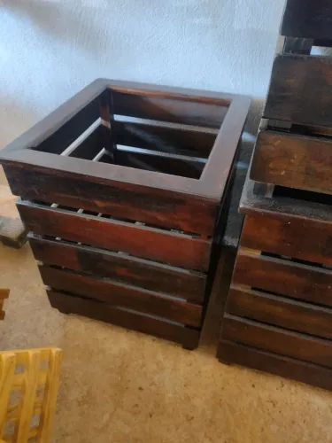 Cachepôs de madeira para vasos de plantas.