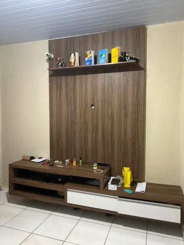Painel + Rack Suspenso Madeira Escura c/ Gavetas Brancas - TV até 65"