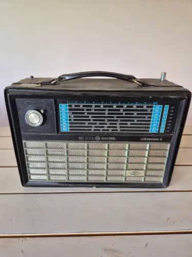 Rádio antigo General Electric All Wave 8 . Anos 60