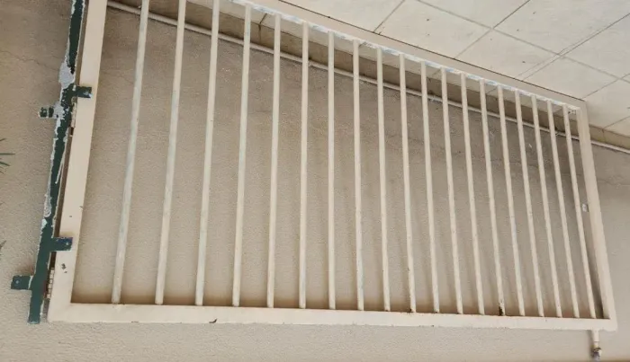 Portão de Grade em Metal com Dobradiças para abertura e Trinco com 2,44m de comprimento