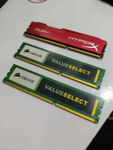 3 pentes de memória RAM 4GB DDR3