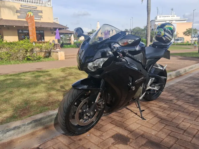 Moto muito bem conservada pneus novos 
