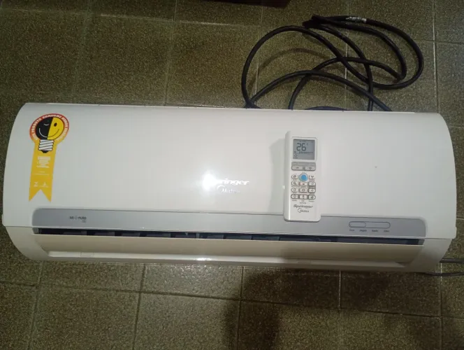 Evaporadora Springer Midea convencional 9 mil BTUs , com suporte , e controle remoto !
