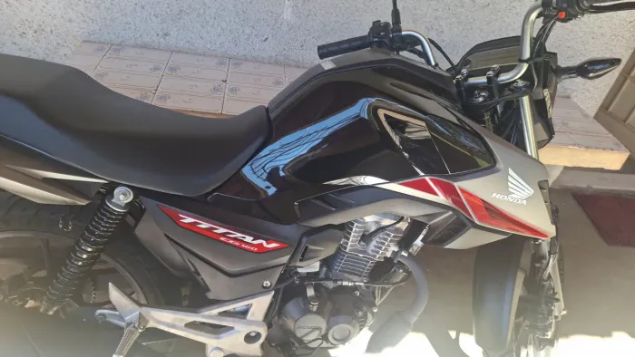 Honda cg titan 160 moto de mulher garagem