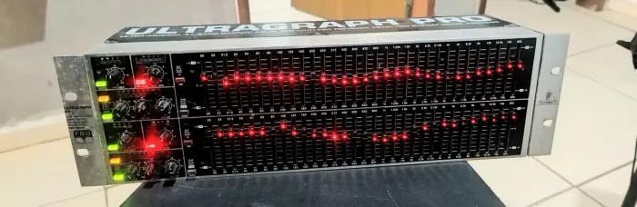 vendo um equalizador Behringer