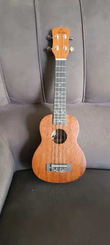 Ukulele novíssimo (troco por violão)