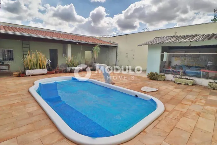 Casa residencial disponível pra locação no bairro Santa Mônica.