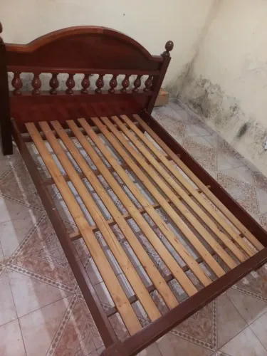 Cama de casal em.madeira maciça 