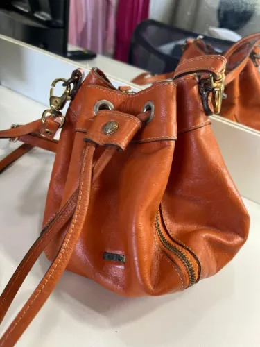 Bolsa saco de couro legítimo na cor coral em excelente estado