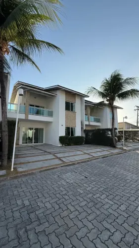 Casa Duplex em Condomínio Fechado e Mobiliada con 04 suites no melhor bairro do Eusébio