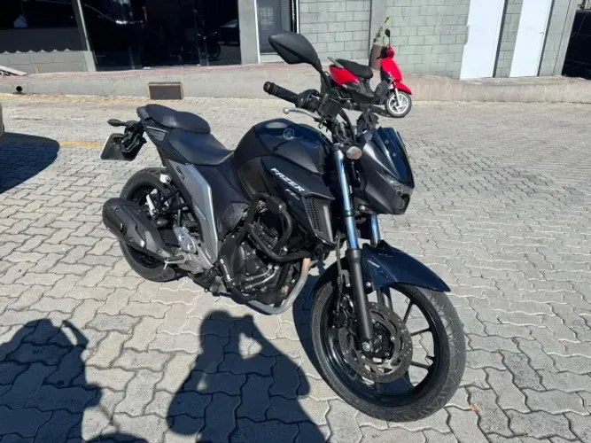 Yamaha FZ25 Pantera Negra Flex - POUCO RODADA!