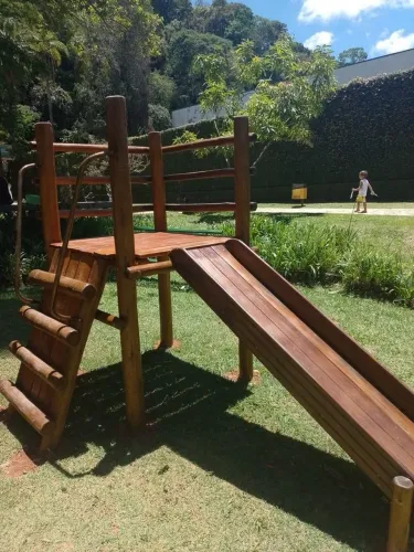 Playground de madeira rústica