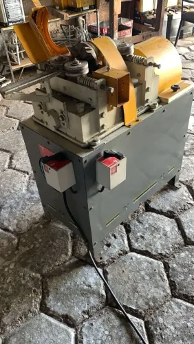 Máquina para fazer puleiro e vareta (usada)