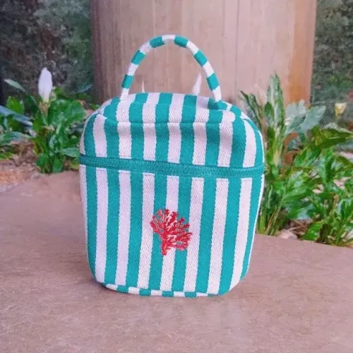 Bolsa Necessaire Listrada Verde e Branco com Detalhe de Coral Bordado da Le Lis Blanc