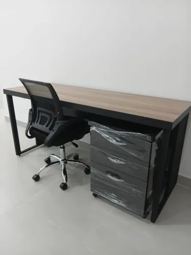 Conjunto mesa com gaveteiro e cadeira escritório.