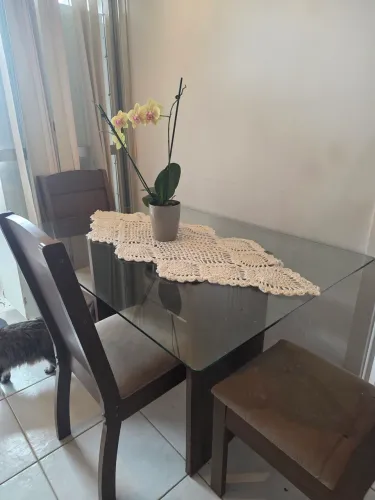 Vendo mesa de vidro com 3 cadeiras