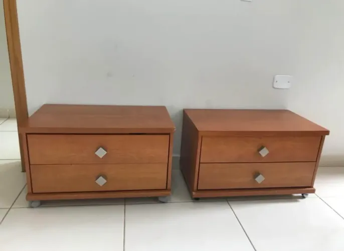 Duas mesas de cabeceiras