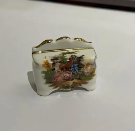 Cômida miniatura de porcelana Limoges para uma cada de bonecas