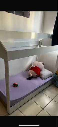 Cama montessoriana com colchão infantil