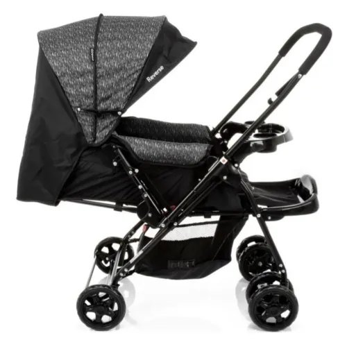 Carrinho de bebê com bebê conforto Cosco