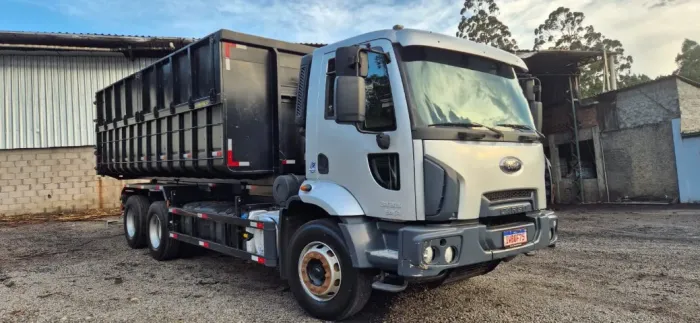 Ford Cargo 3133 6X4, Equipado sistema ROLL on/roll off, ler todo anuncio