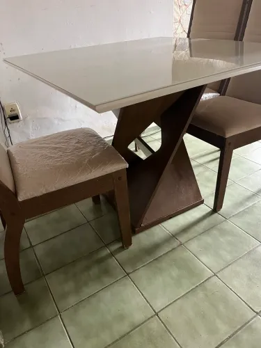 Mesa com três cadeiras 