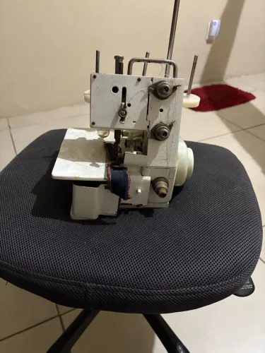 2 Máquinas de Costura Overlock Portáteis